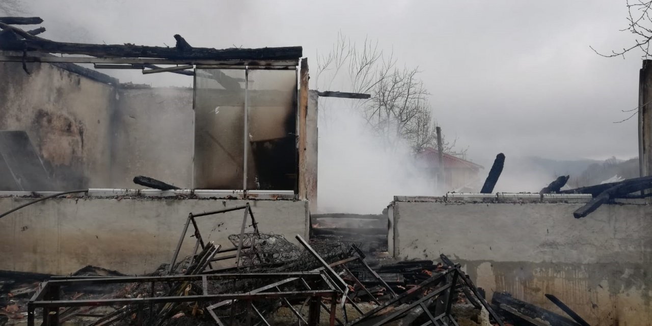 Samsun’da 2 Katlı Ev Küle Döndü
