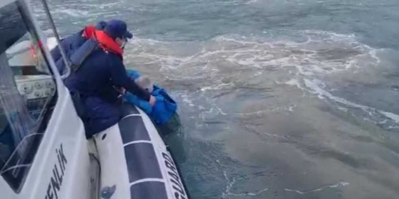 Çanakkale’de Teknesi Batan Şahsı Sahil Güvenlik Ekipleri Kurtardı