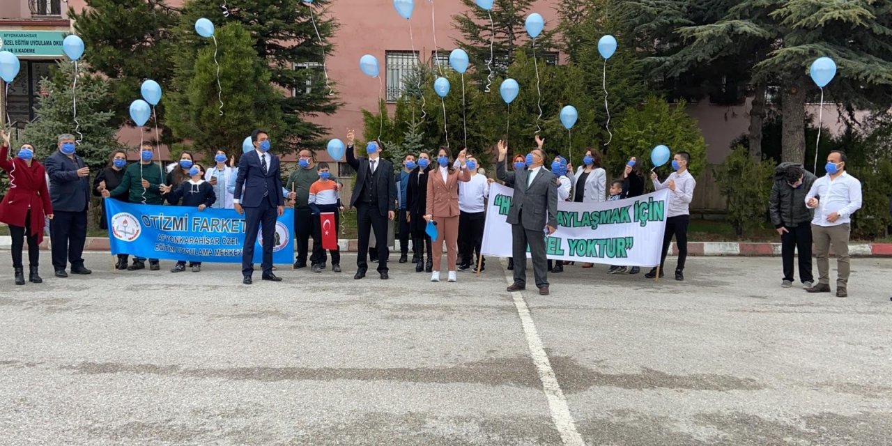 Otizmli Öğrenciler Havaya Mavi Balon Bırakarak Dikkat Çekti