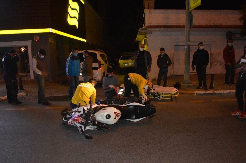 Ayvalık’ta motosikletle panelvan çarpıştı: 1 yaralı