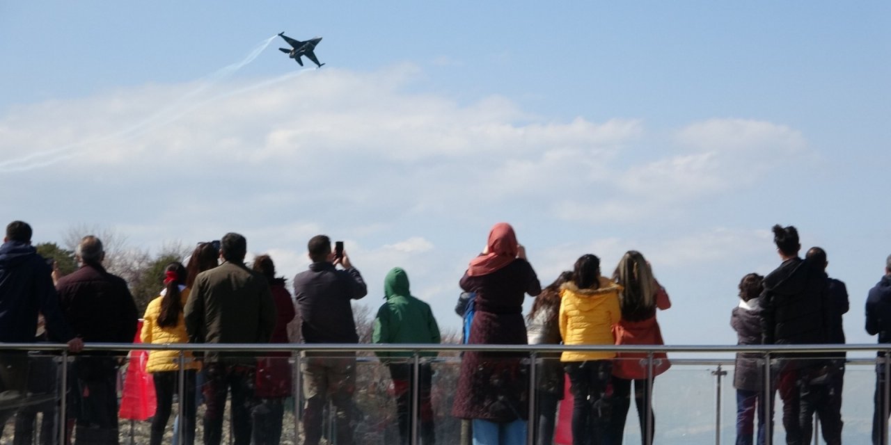 Solo Türk’ün Van Gölü Semalarındaki Gösterisi Nefes Kesti