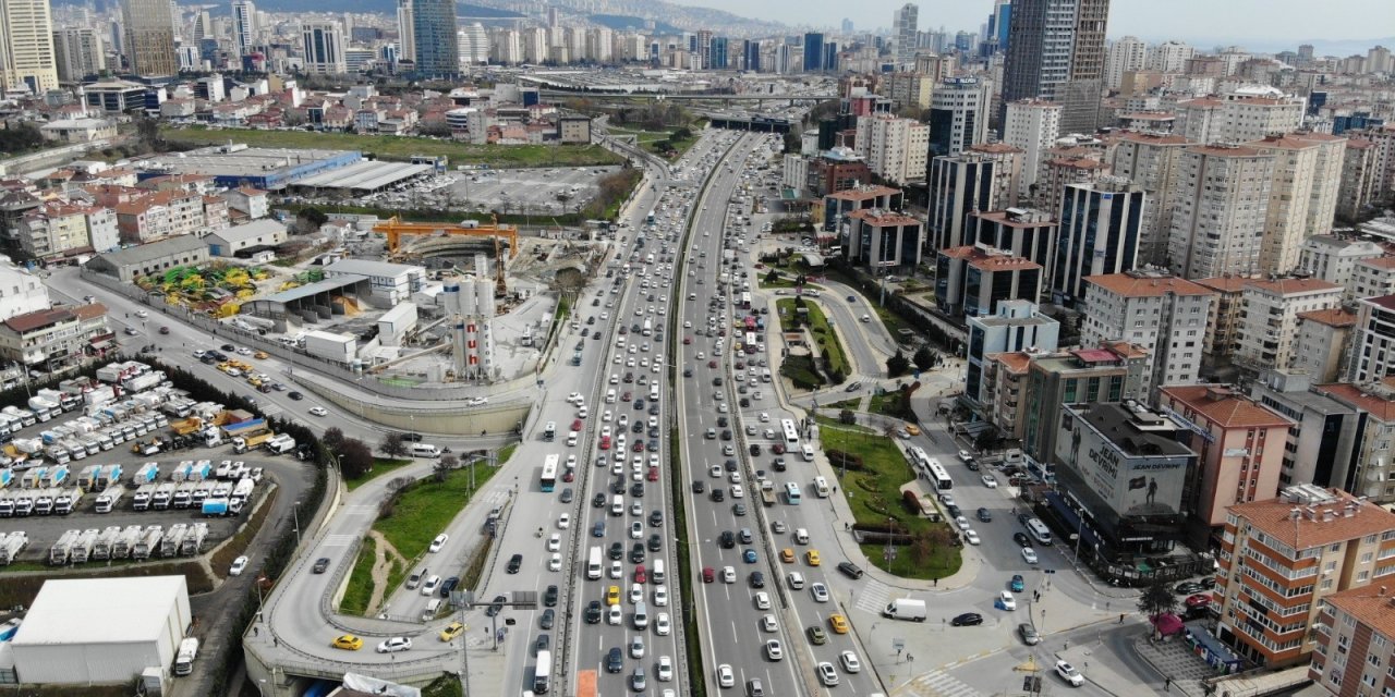 İ̇stanbul’da Hafta Sonu Kısıtlaması Öncesi Trafik Yüzde 70’e Ulaştı