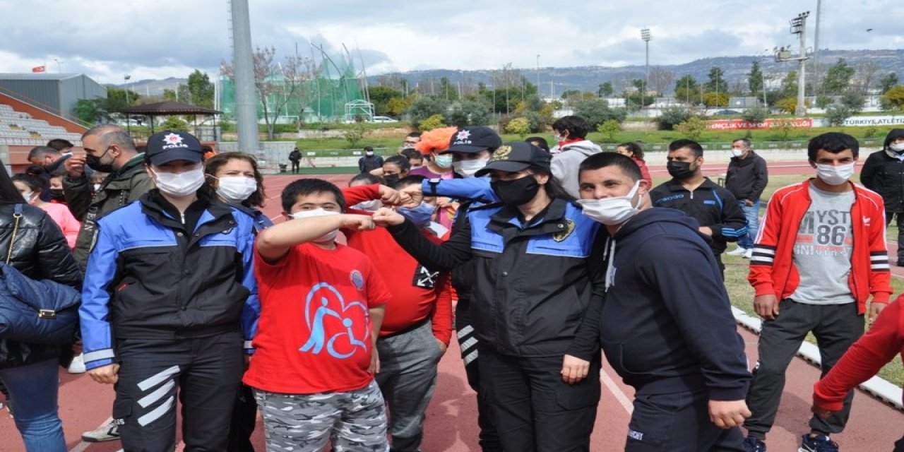 Polisler Otizmli Çocuklara Unutulmaz Bir Gün Yaşattı