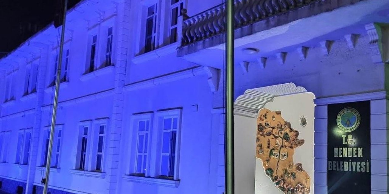 Hendek Belediyesi Maviye Büründü