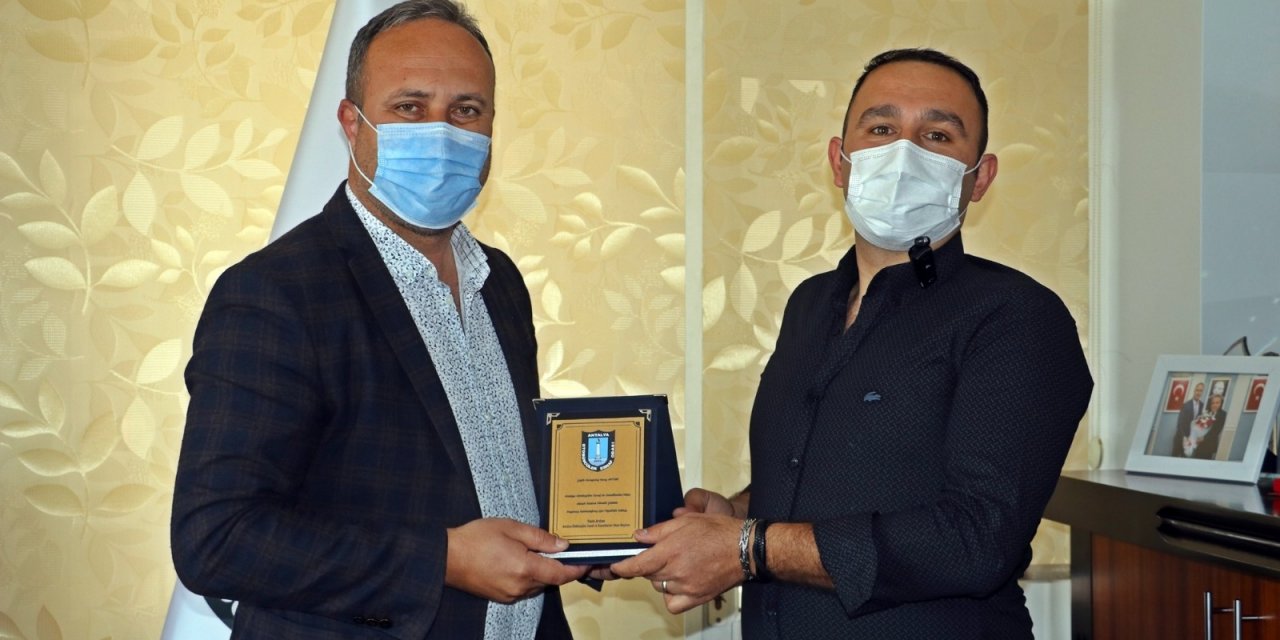 Sokak Ortasında Dayak Yiyen Kadını Kurtaran Kahraman Şoföre Plaket