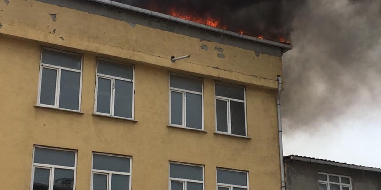 Başakşehir’de İş Hanının Çatı Katında Yangın
