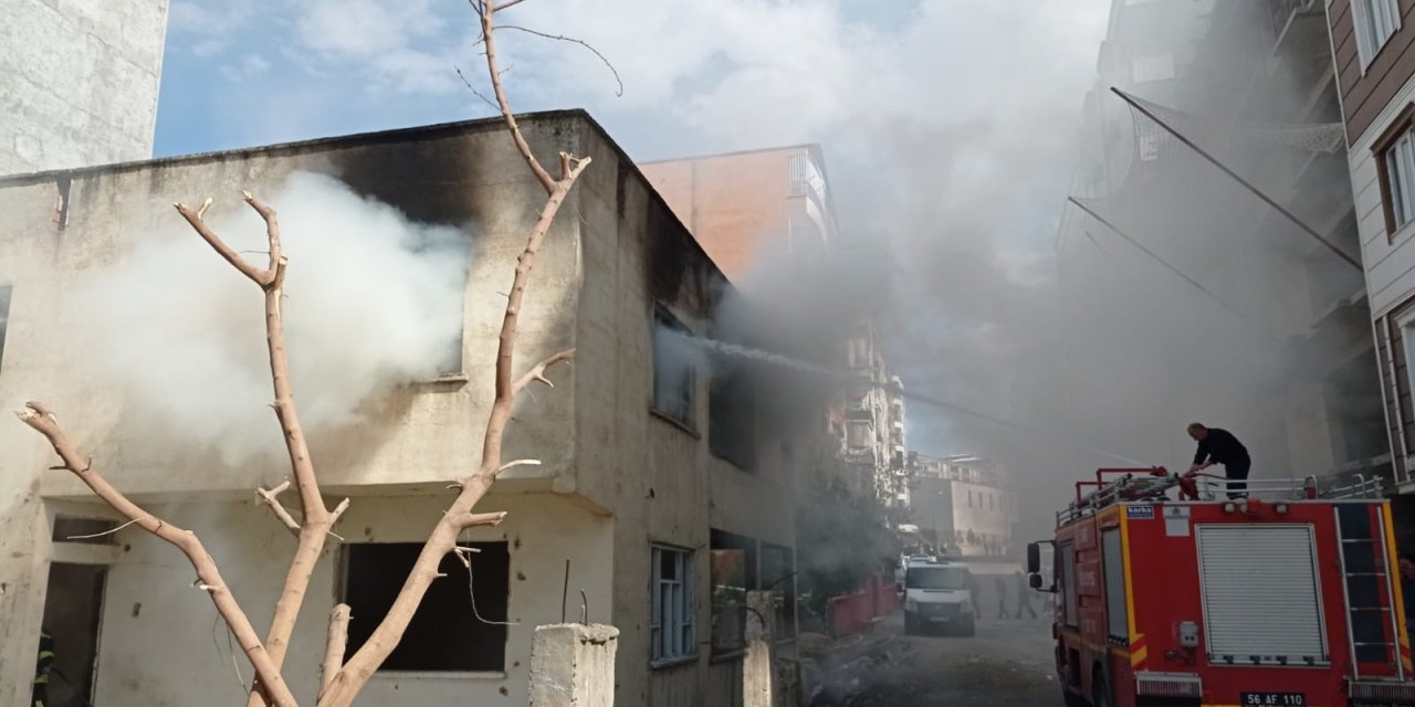Siirt’te Metruk Ev Kimliği Belirsiz Kişilerce Ateşe Verildi