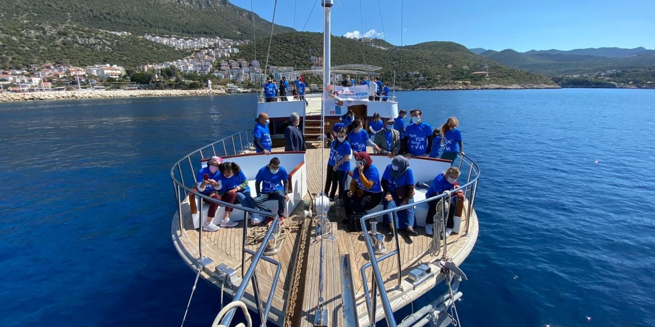 Kaş’ta Otizmli Çocuklar Ve Aileleri Tekne Turuyla Eğlendi