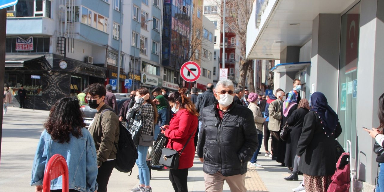 Kısıtlamaya Saatler Kala Alıveriş Yoğunluğu Yaşandı