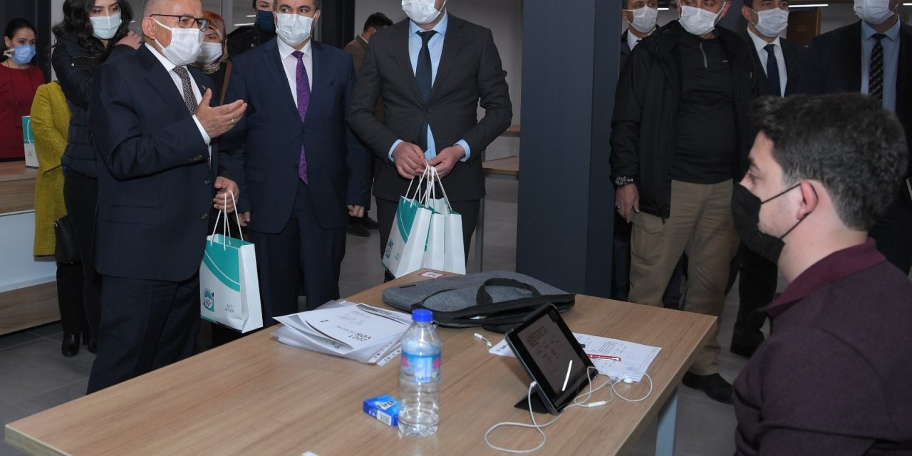 Başkan Büyükkılıç’tan Kütüphane Ziyareti