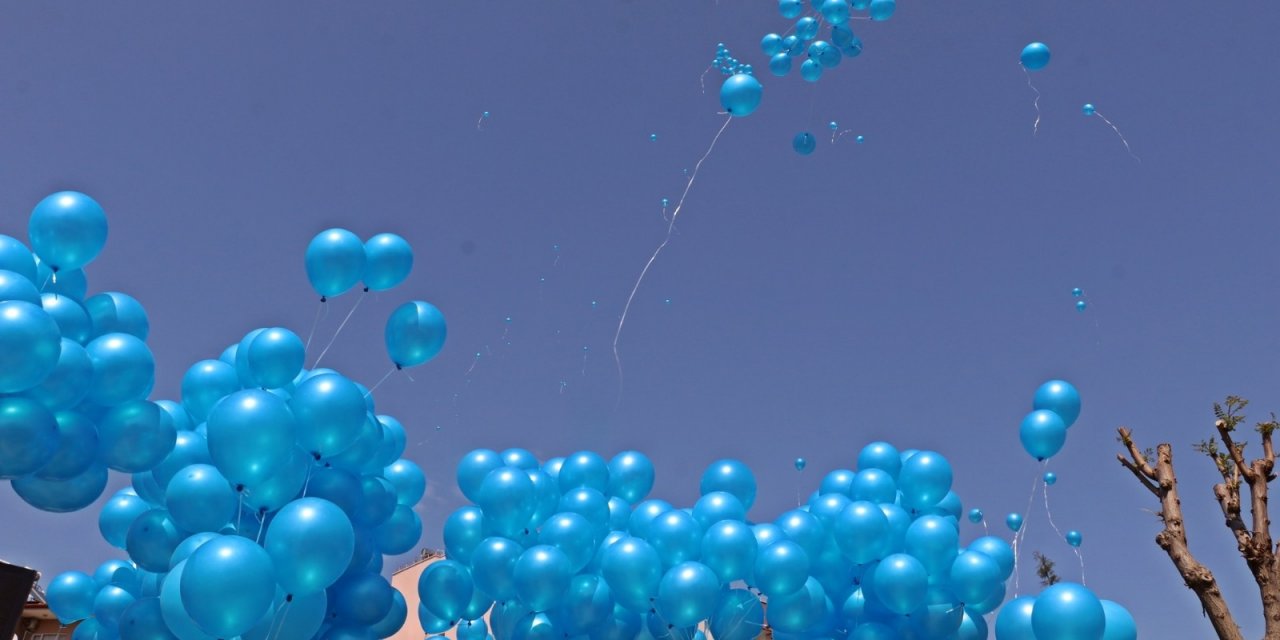 Antalya Semaları Binlerce Balonla Masmavi Oldu