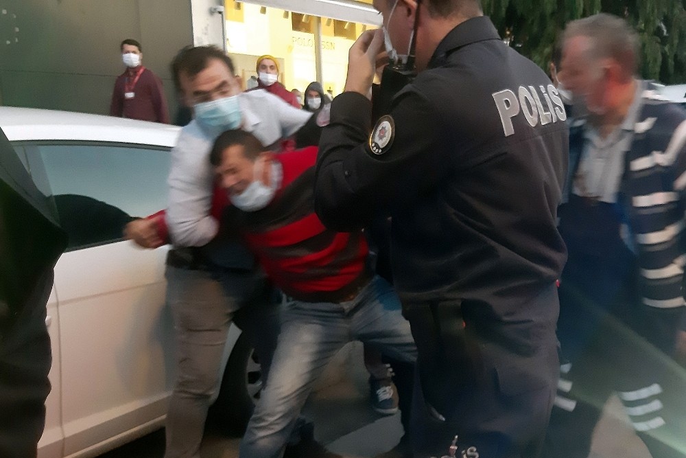 Otobüs şoförü sinir krizi geçirip ortalığı birbirine kattı