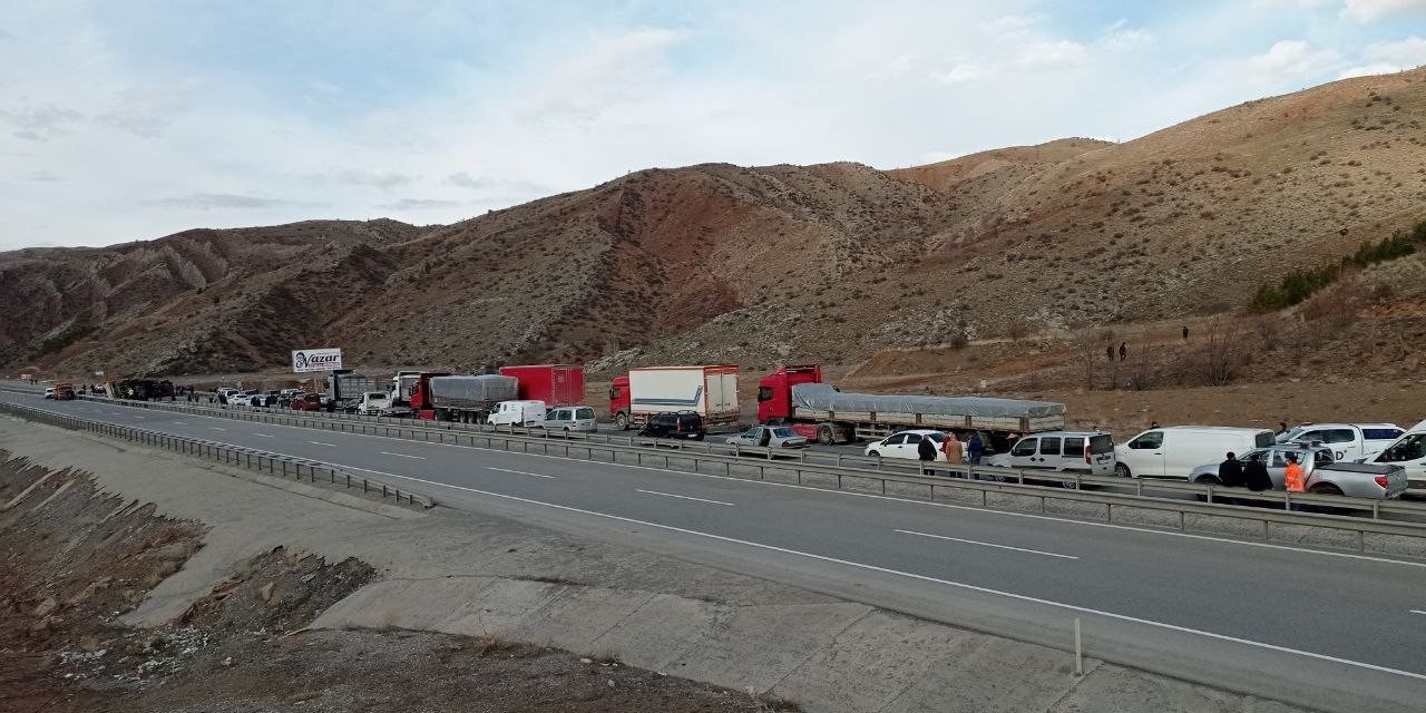 Devrilen Vinç Karayolunu Trafiğe Kapattı, Metrelerce Kuyruklu Oluştu