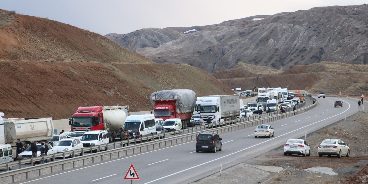 Devrilen Vinç Yüklü Çekici Karayolunu Trafiğe Kapattı, 4 Kilometrelik Kuyruk Oluştu