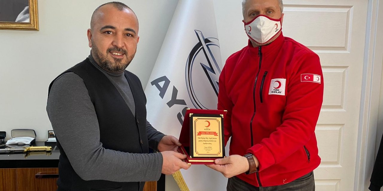 Kızılay Hayırsever İşadamına Plaket Takdim Etti