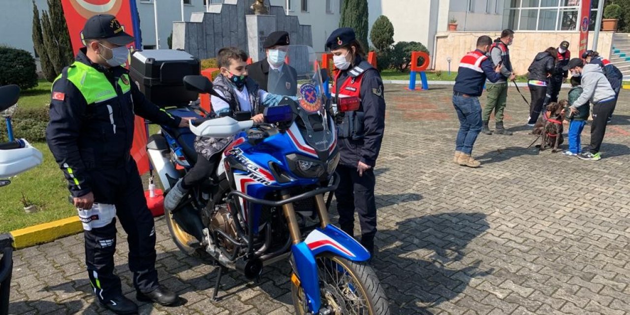 Otizmli Çocuklara Jandarma Ve Polis Şefkati