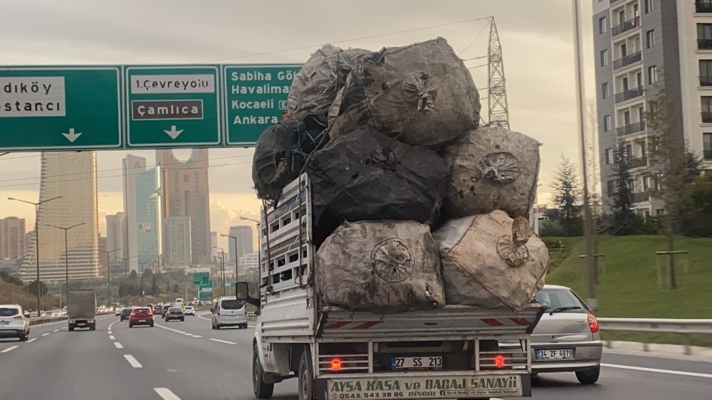 Çuval yüklü kamyonet TEM’de tehlike saçtı