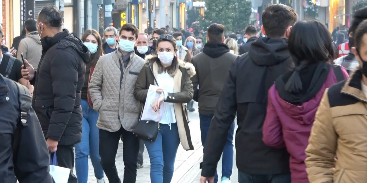 Taksim’de Sokağa Çıkma Kısıtlaması Öncesi İnsan Seli