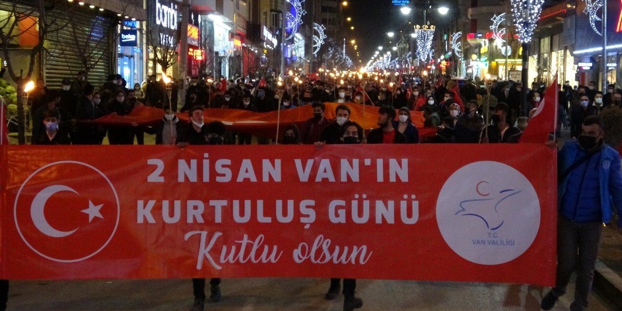 Van’ın Kurtuluş Yıl Dönümünde Fener Alayı Düzenlendi