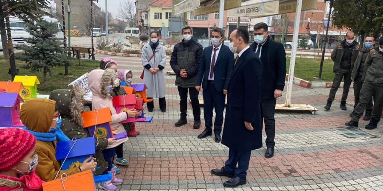 Anaokul Öğrencileri Ağaçlara Kuş Evi Bıraktı