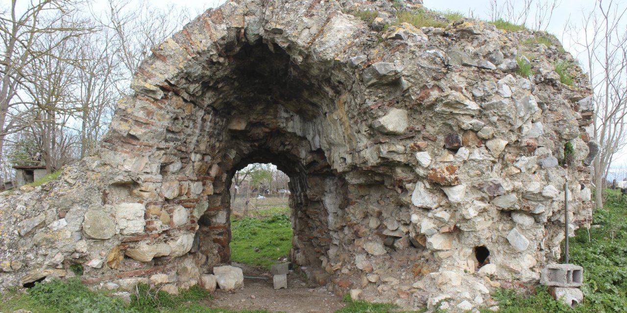 Tarihî Kaleden Her Cuma Süt Akıyor