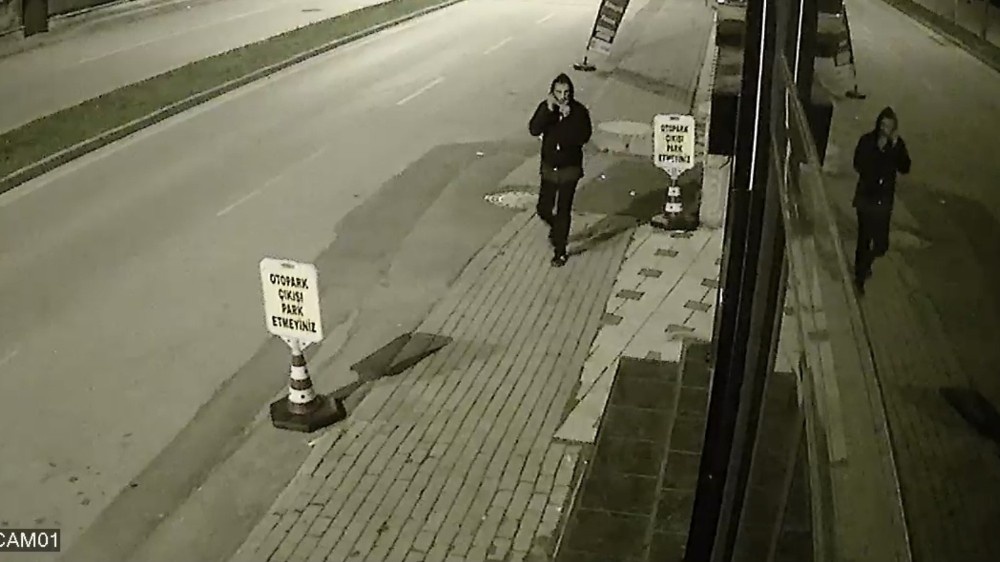 Maskesini taktı, inceledi ve çaldı