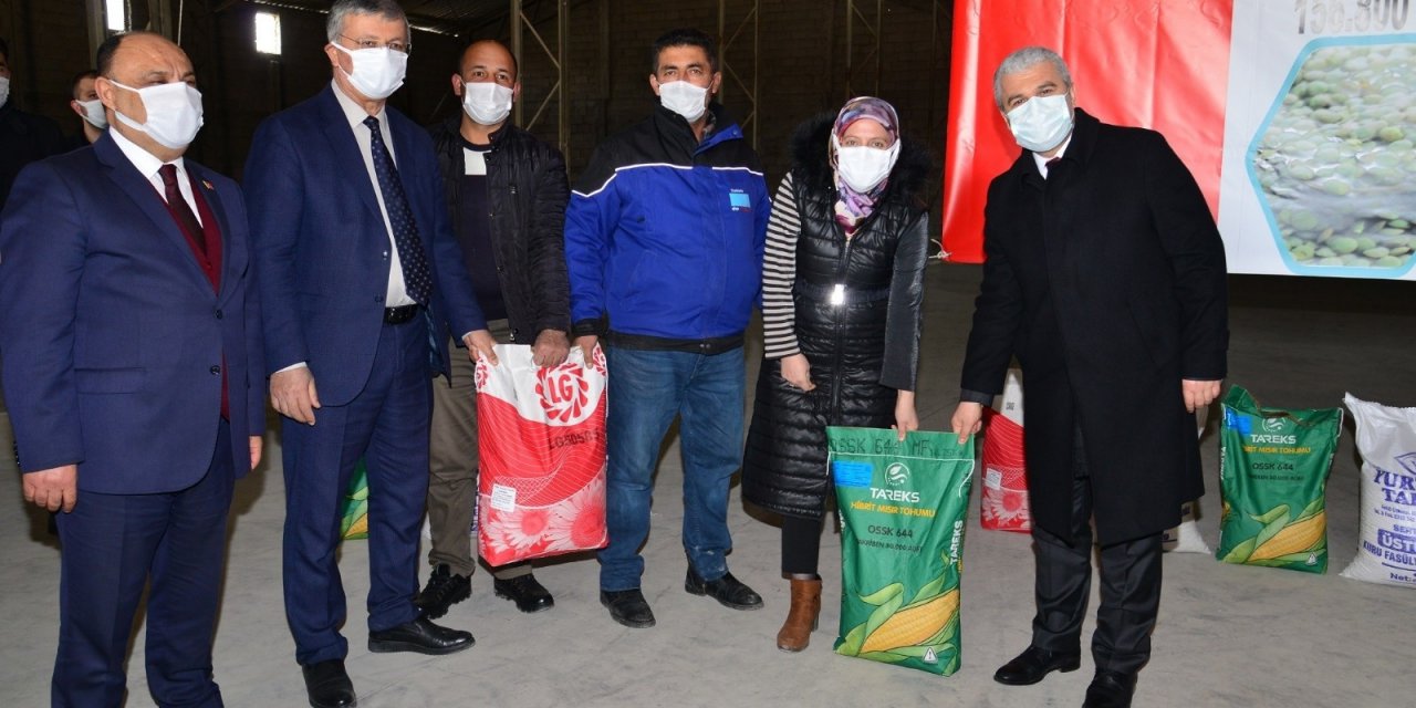 Bitkisel Üretimi Ve Yem Bitkilerini Geliştirme Projeleri Kapsamında Çiftçilere Tohum Dağıtıldı