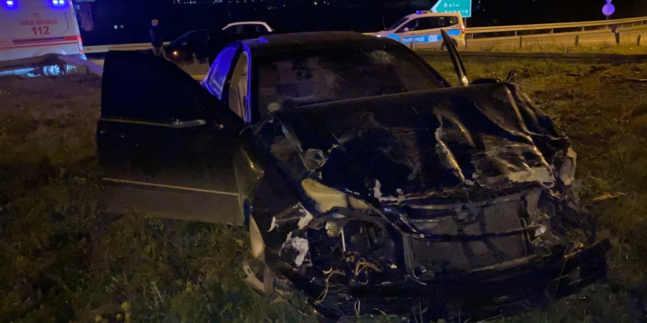 Yoldan Çıkan Otomobil Bariyerleri Yerinden Söküp Refüje Çıktı