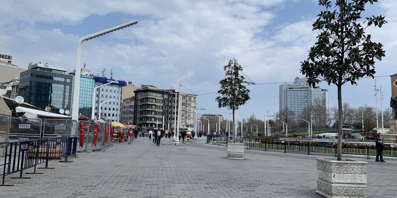 Turistlerin Kafe Önünde Sipariş Kuyruğu