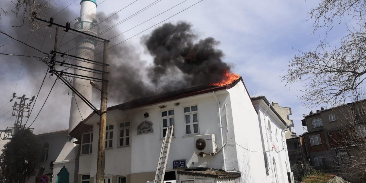 Tekirdağ’da Cami Yangını Kamerada: Çatı Alev Alev Yandı