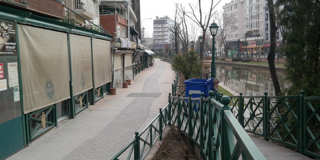 Kızaran Eskişehir’in Caddelerinde Hafta Sonu Sessizliği