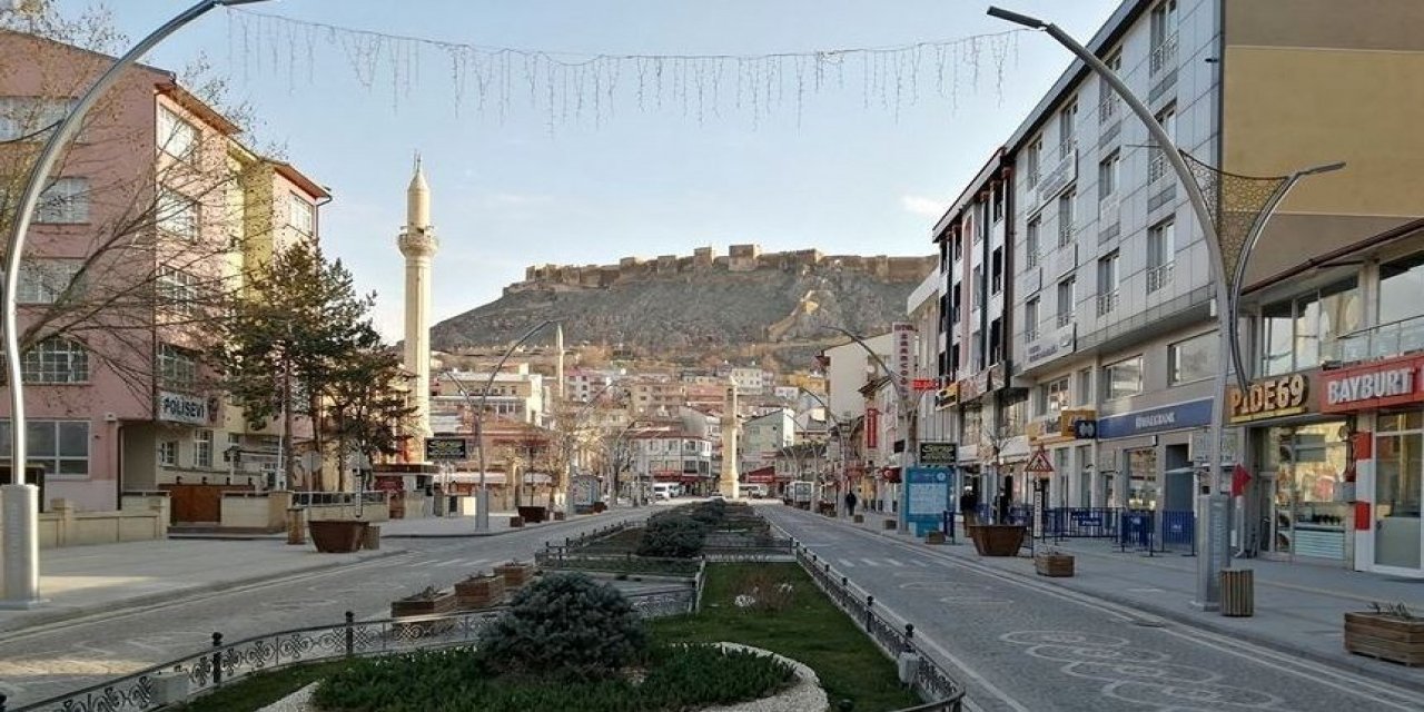 Kırmızıya Dönen Bayburt’ta Sokaklar Boş Kaldı