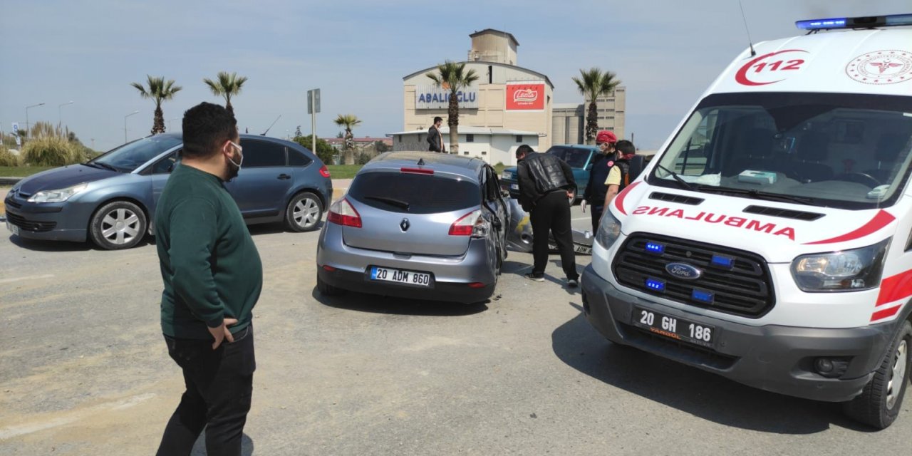 Kontrolden Çıkan Araç Orta Refüje Çıkarak Yan Sürüklendi