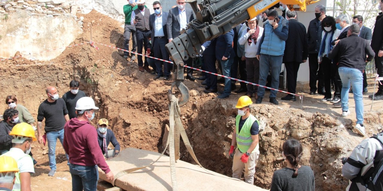2400 Yıl Sonra Lahit Mezar Gün Yüzüne Çıktı