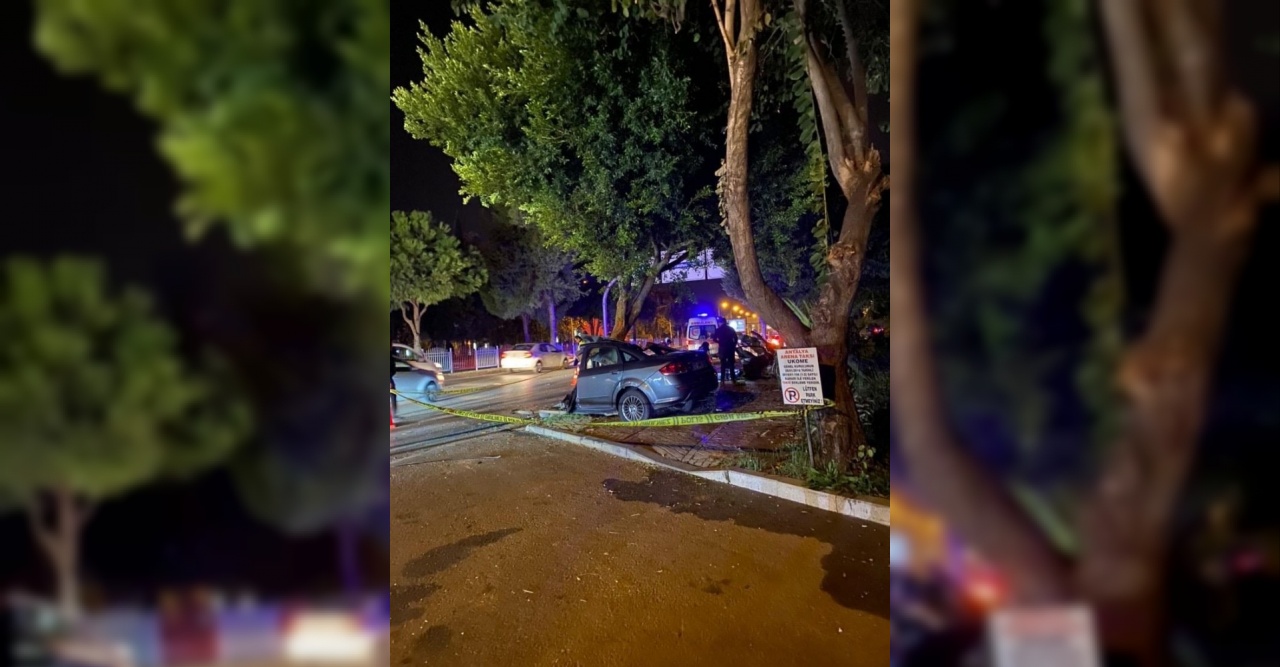 Antalya’da ağaca çarpan otomobil ikiye bölündü: 1 ölü, 1 yaralı