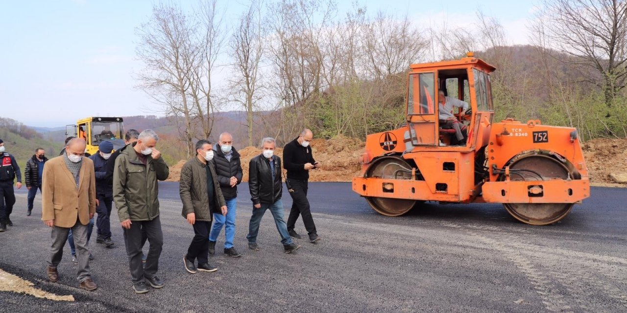 Heyelan Olan Yolda Asfaltlama Devam Ediyor
