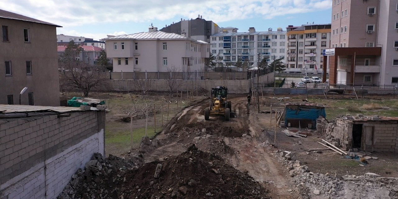 İ̇pekyolu Belediyesi’nden Yeni Yol Açma Atağı