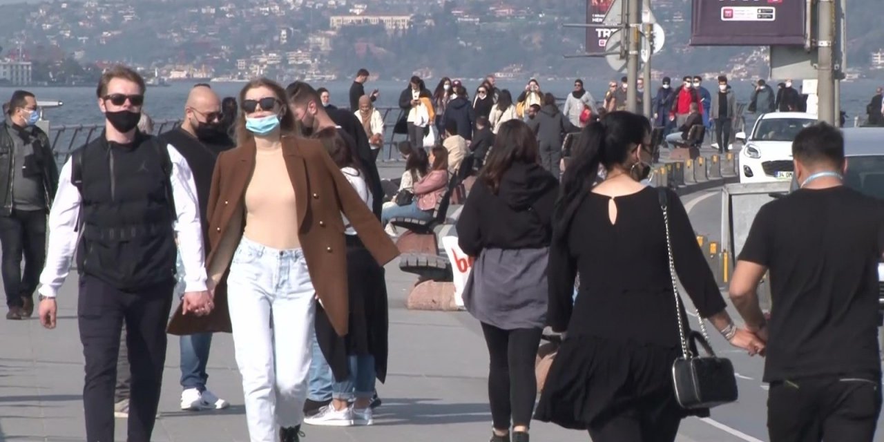Kısıtlama Gününde Kız Kulesi Sahili’nde Dikkat Çeken Yoğunluk