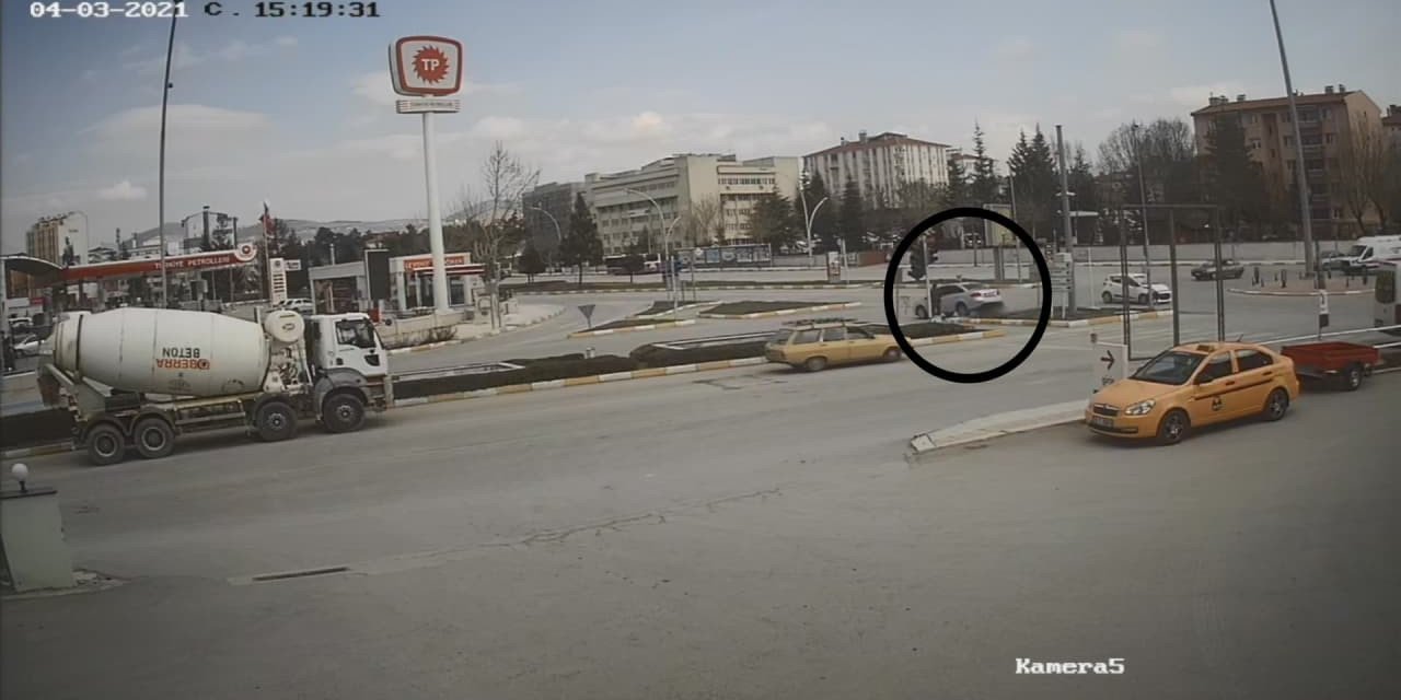Ecel Yaya Geçidinde Yakaladı, Kaza Anı Saniye Saniye Kameraya Yansıdı