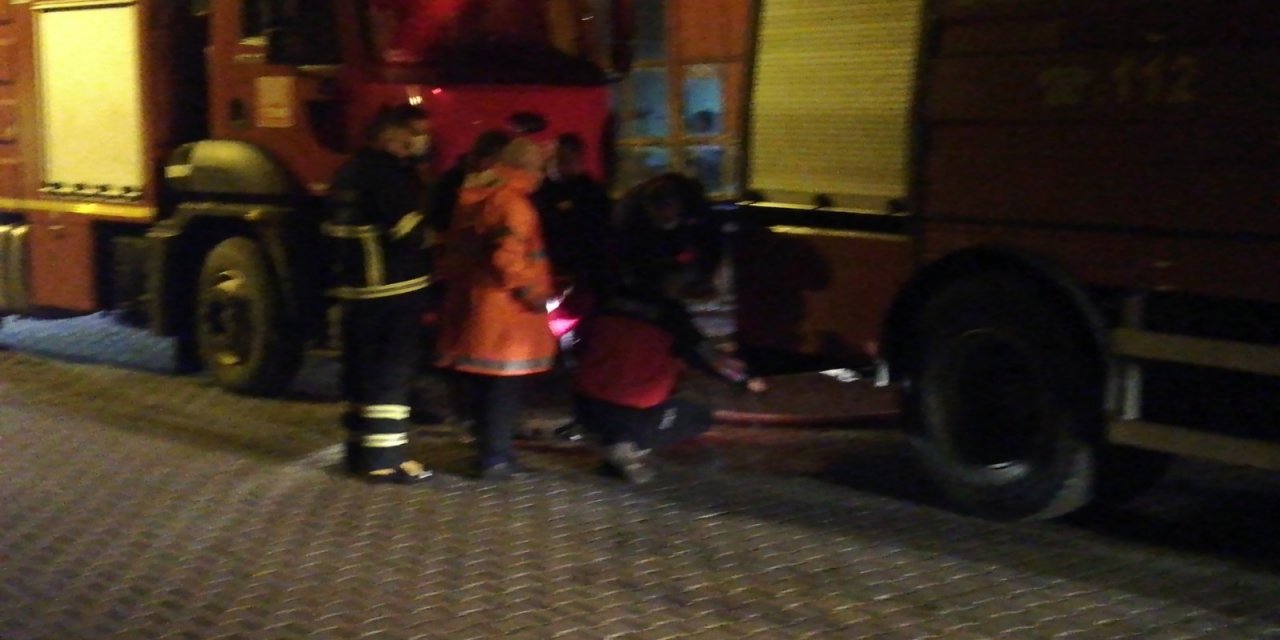Gece Saatlerinde 2 Katlı Evde Çıkan Yangın Korkuttu
