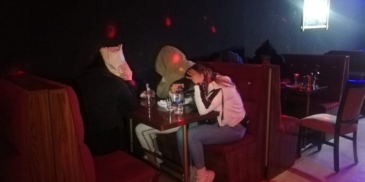 ‘çok Yüksek Riskli’ İ̇zmir’de Baskın Yapılan Eğlence Mekanı Mühürlendi