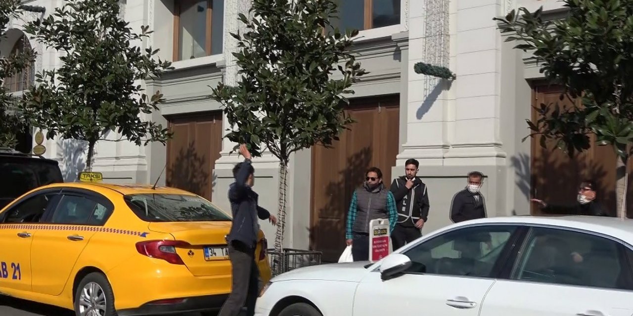 Taksim’de Valelerle Sokakta Kalan Gencin Kavgası Kamerada