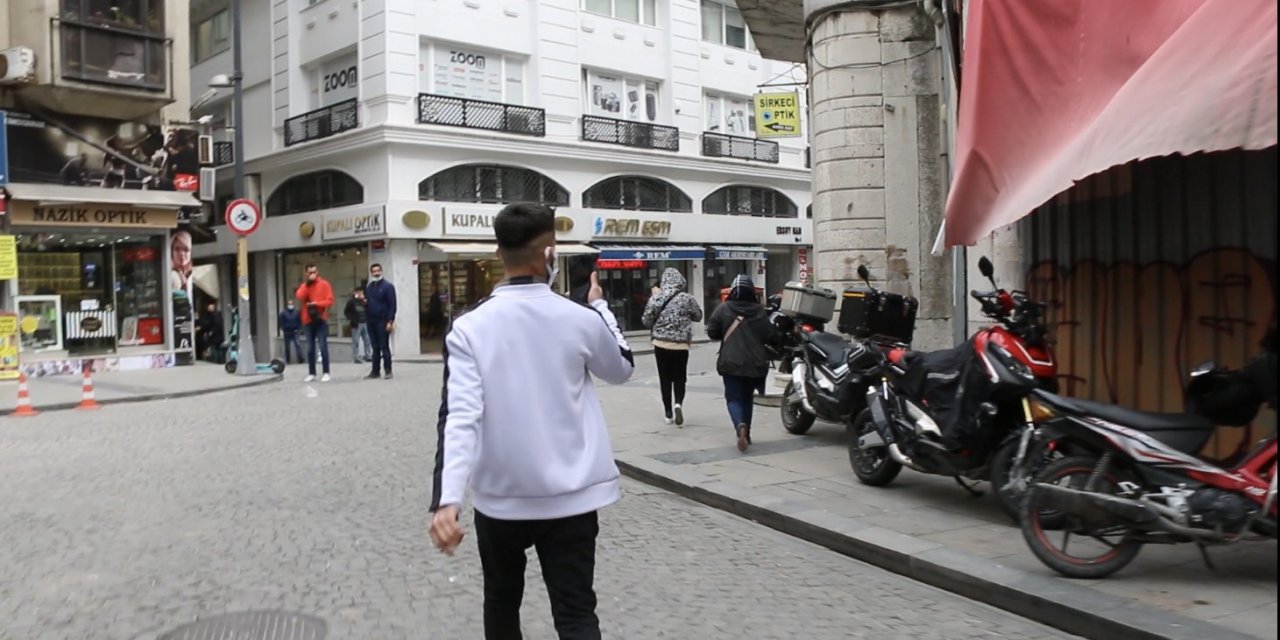 İ̇stanbul’un Göbeğinde Dilenci Kadınlarla Gencin “taciz” Kovalamacası Kamerada