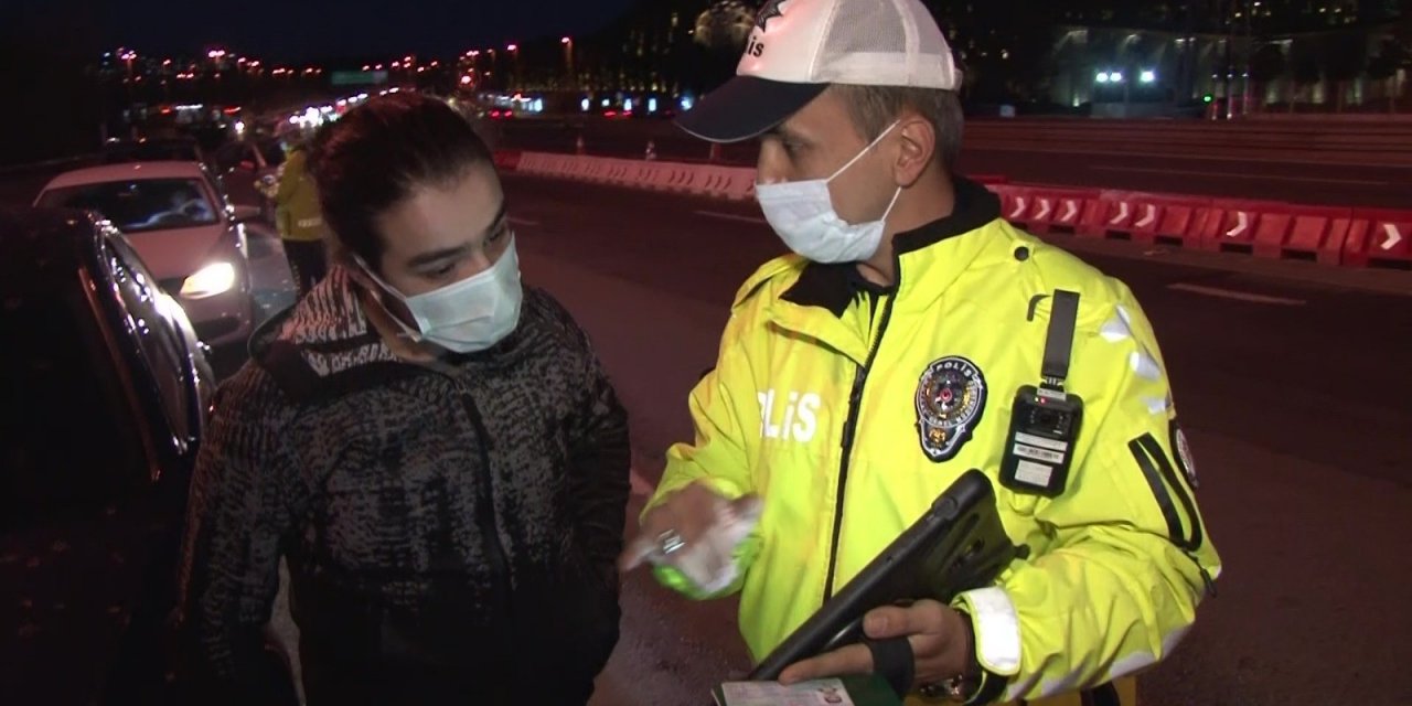 İ̇stanbul’da Kuralları İhlal Eden Turiste Cezai İşlem Uygulayan Polisin İ̇ngilizcesi Tercümanlara Taş Çıkarttı
