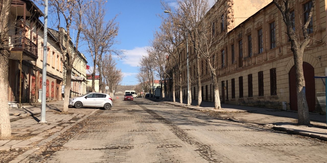 Kars’ta Caddeler Sessizliğe Büründü