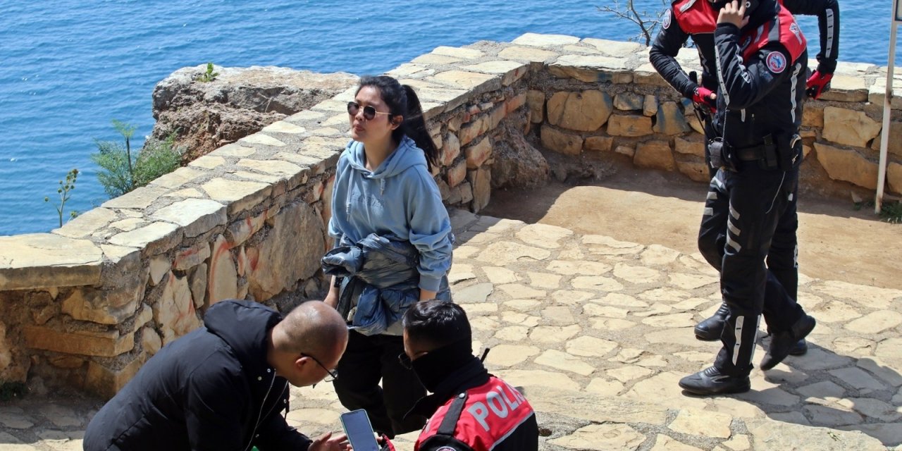 Cüzdanları Çalınan Çinli Turistler Dil Bilmeyince Polis Dertlerini Canlandırma Yaparak Anlamaya Çalıştı