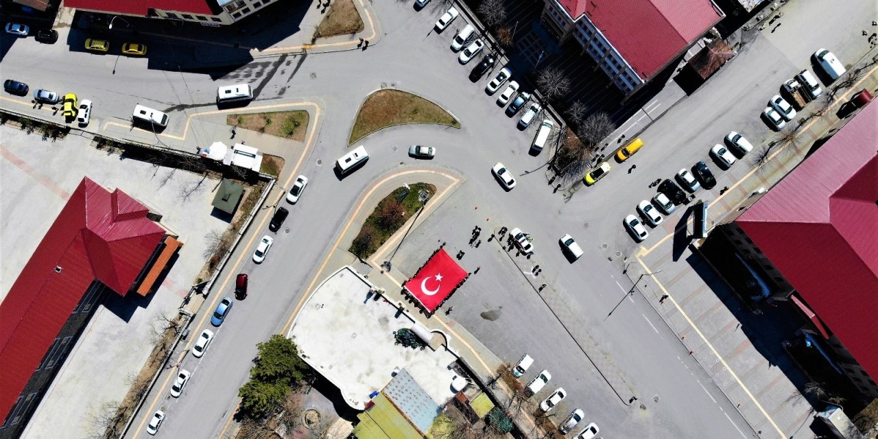 103 Amiralin Bildirisine Türk Bayraklı Tepki