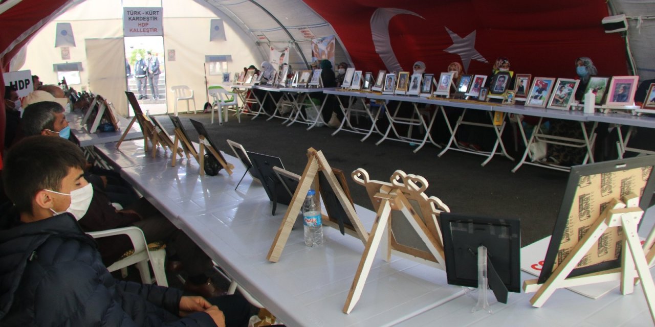 Hdp Önündeki Acılı Baba Begdaş: "evlatlarımız Gelene Kadar Biz Buradan Kalkmayacağız. Doğru Adresteyiz"