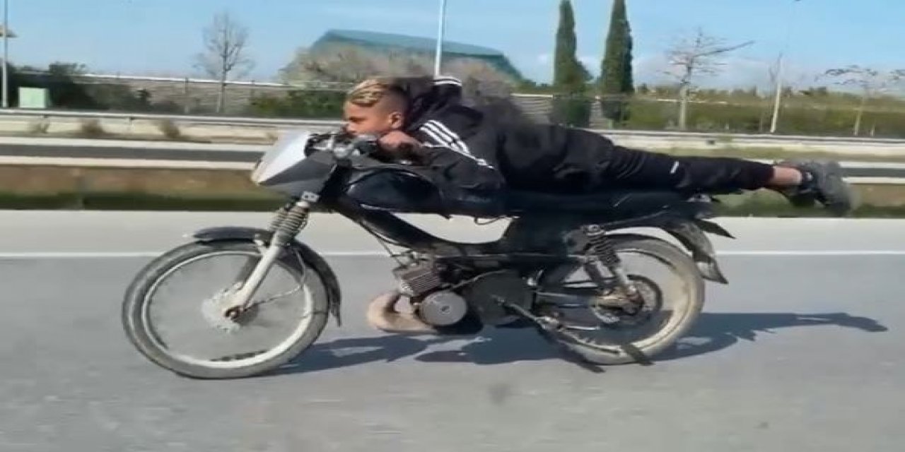 Motosiklete Yüzüstü Yatıp Akrobasi Yaptılar, Polisi Görünce Yaya Olarak Kaçtılar