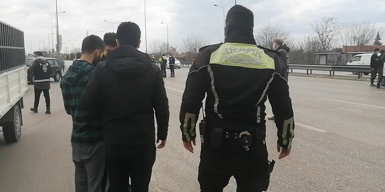 Kısıtlamada 8 Kaçak Göçmen Yakalandı